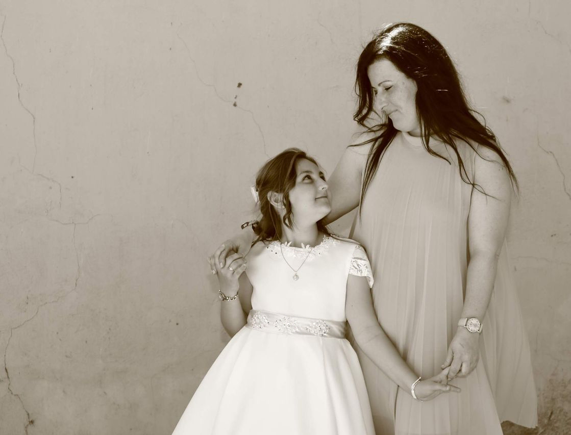 fotografía comunión niña con su madre